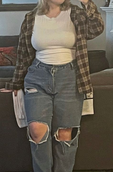 First Day Of School Outfit Midsize, Mid Size Body Reference, Outfit Inspo For School Plus Size, Medium Body Type Outfits Aesthetic, Chunky Women Outfits, Chest Window Shirt, Grunge Mid Size Outfits, Fall Outfits For Chubby Girls, Outfit Ideas For Mid Size Women