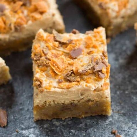 Butterfinger Frosting, Butterfinger Dessert, Butterfinger Recipes, Butter Finger Dessert, Butterfinger Cookies, Yummy Bars, Cookie Brownie Bars, Blondies Recipe, Cream Cheese Cookies