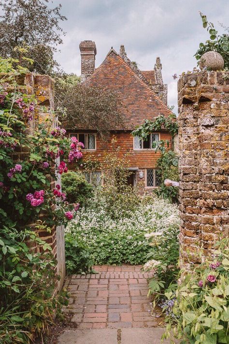 Sissinghurst Castle, A Night At The Opera, Cottage Aesthetic, Fairytale Cottage, Kent England, English Cottage Garden, Castle Garden, Historical Places, Style Cottage