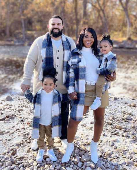 Fall Photos Black Family, Couples Thanksgiving Outfits, Black Family Fall Pictures Outfits, Black Family Fall Photoshoot, Plaid Family Pictures Outfits, Simple Family Photo Outfits, Black Family Holiday Photos, Thanksgiving Family Outfits, Pose For Group Photos