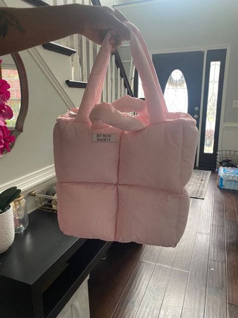 my mum made it bag , puffer bag , pink purse Puffer Tote Bag, My Mum Made It, Cozy Accessories, Quilted Purses, Estilo Preppy, Pink Girly Things, Bags Aesthetic, Pink Purse, Pretty Bags