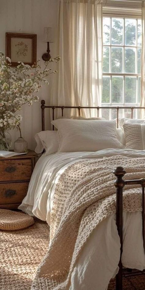 Homey Cottage Interior, Bedroom Ideas Classy Elegant, Pretty Attic Bedroom, Farmhouse Antique Bedroom, Modern Cottage Decor Bedroom, Cottagecore Home Decor Bedroom, Antique Cozy Bedroom, Cozy Antique Decor, Farmhouse Room Aesthetic