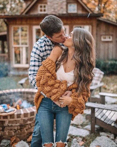 Fall Couple Pictures, Photoshoot Outfit Ideas, Fall Couple Photos, Cabin Weekend, Fall Photo Shoot Outfits, Fall Engagement Pictures, Fall Family Photo Outfits, Engagement Pictures Poses, Engagement Photos Fall