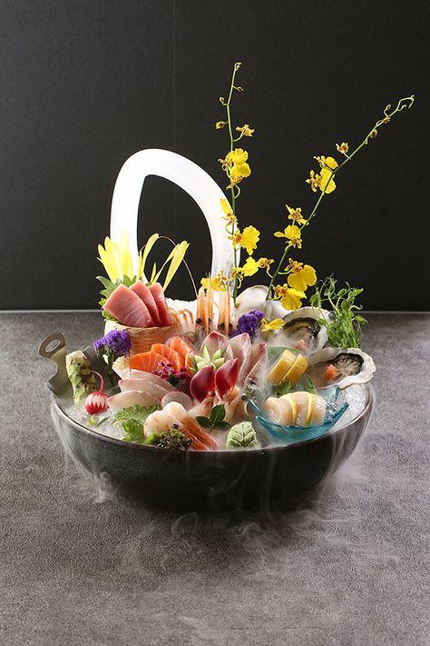 Sushi Platter Presentation, Sashimi Plating, Resep Sushi, Japanese Food Photography, Sushi Buffet, Sashimi Platter, Sushi Recipes Homemade, Food Set Up, Japanese Food Sushi