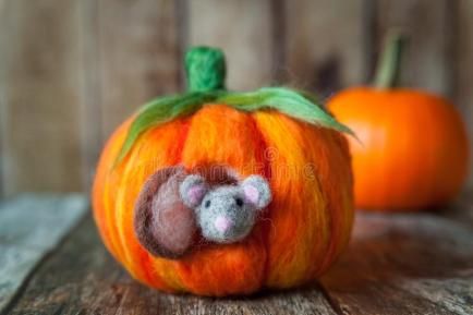 Needle Felting Pumpkin Tutorial, Felted Pumpkins Diy, Needle Felted Fall Ideas, Needle Felted Pumpkins With Faces, Needle Felted Ghost Tutorial, Fall Felting Ideas, Needle Felt Autumn, Needle Felt Pumpkin, Needle Felted Halloween Ideas