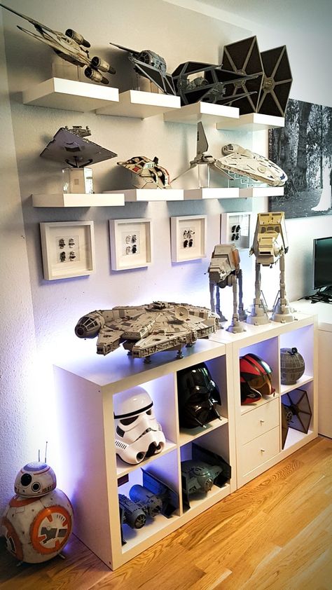 This is what I need to display my star wars stuff Star Wars Bedroom Decor, Star Wars Zimmer, Star Wars Room Decor, Decoracion Star Wars, Geek Room, Star Wars Bedroom, Nerd Room, Star Wars Room, Lego Display