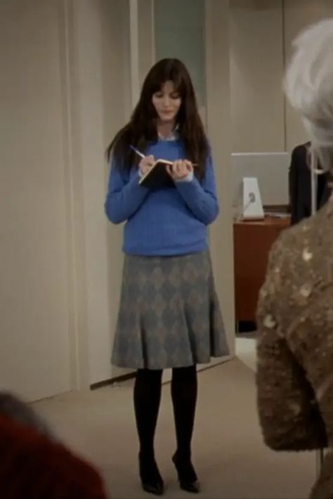 Devil Wears Prada Outfits, Big Cardigan, First Day Outfit, Big Skirts, Devil Wears Prada, Anne Hathaway, Day Outfit, Knitted Gloves, Girl Next Door