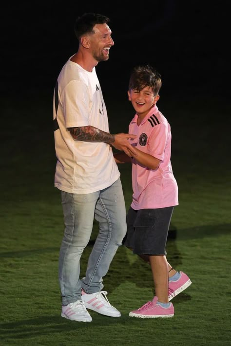 Messi And Thiago, Messi Family, Young Messi, Lionel Messi Family, Chris Brown Outfits, Messi Pictures, Cinematography Photography, Moving To Barcelona, Pubg Game