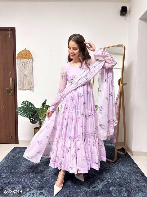 Full Sleeve Long Dress, Aesthetics Outfits, Latest Kurta Designs, Outfits For Autumn, Long Anarkali Gown, Outfit Ideas Autumn, Outfit Ideas 2023, Frock Models, Outfit Jean