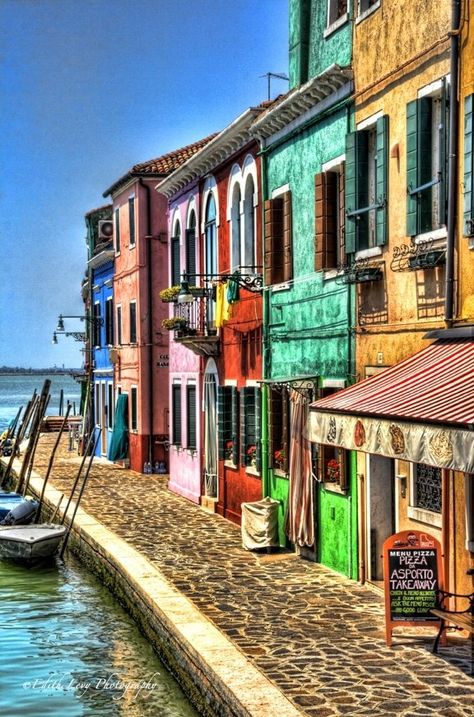 Colorful Buildings, Visit Venice, Colorful Places, Venice Italy, Places Around The World, Wonderful Places, Vacation Spots, Italy Travel, Dream Vacations