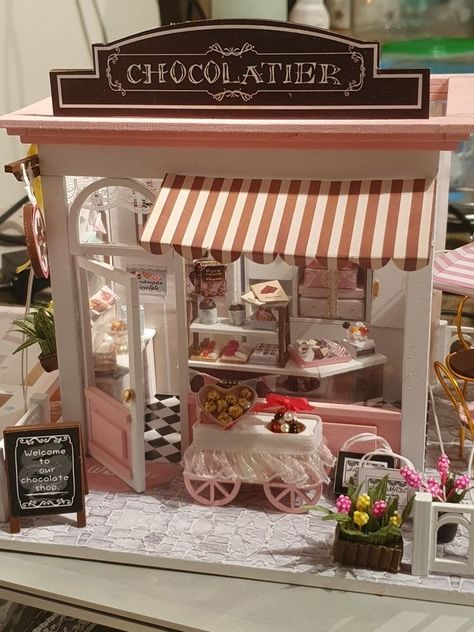 Diaroma Ideas, Miniature Cafe, Cake Paris, Room Box Miniatures, Dolls House Shop, Housewarming Decorations, Vitrine Miniature, Dollhouse Miniature Tutorials, Doll House Plans