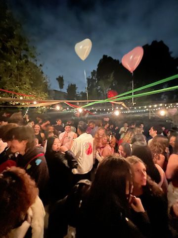 a bunch of ucla students packed together in a backyard for a valentine’s day themed party. it’s nighttime and there are heart shaped balloons and string lights. life is good Lana Deal Try Aesthetic, Los Angeles Party Aesthetic, Ucla Party, College Love Aesthetic, College Vibes Aesthetic, College Aesthetic Party, Ucla Aesthetics, College Party Aesthetic, University Students Life