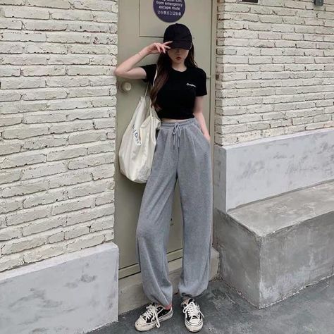 Gray Jogging Pants Outfit, Sweatpants Outfit Asian, Jogging Pants Outfit Korean, Gray Jogger Pants Outfit Women, Korean Sweatpants Outfit, Plain Sweatpants, Tracksuit Outfit Women, Gray Sweatpants Outfit, Modest Workout Clothes