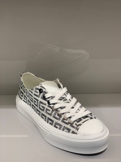 Givenchy Sneakers, Luxury Closet, Puma Platform Sneakers, Front Row, Puma Sneaker, Givenchy, Black Men, Lookbook, Louis Vuitton