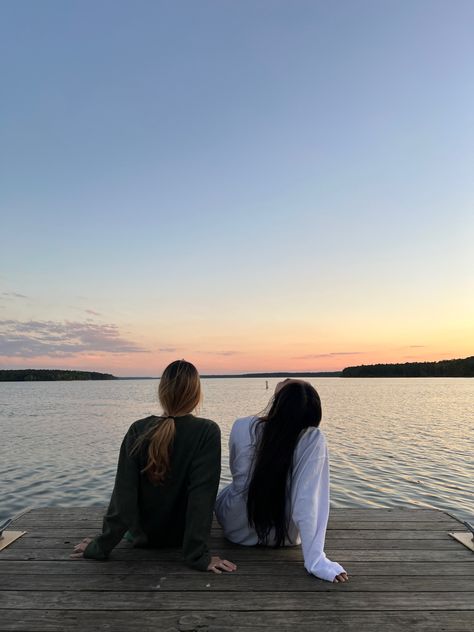 #aesthetic #sunset sunset at lake Summer Instagram Pictures, Lake Outfit, Cute Beach Pictures, Lake Photoshoot, Lake Dock, Sunrise Lake, Lake Girl, Sunrise Pictures, Summer Poses