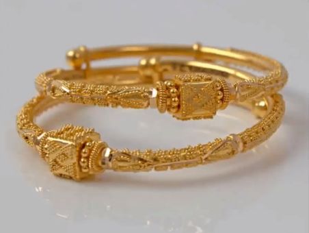 Latest and trendy gold bangles designs - Simple Craft Ideas Indian Gold Necklace Designs, Gold Bangles Indian, Gold Bangles For Women, Perhiasan India, Gold Bangle Set, Modern Gold Jewelry, Gold Bridal Jewellery Sets, Bangles Design, Gold Pendant Jewelry