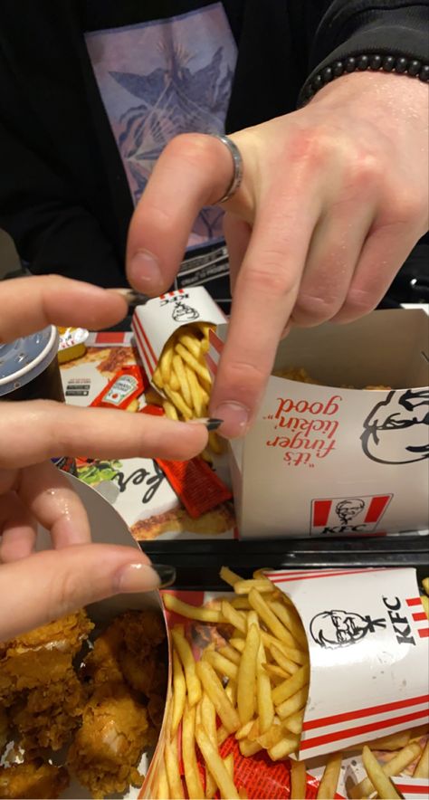 Burger King Aesthetic Couple, Eating Food Together Couple, Food Couple Aesthetic, Mcdonalds Date Couple, Couple Food Date Aesthetic, Kfc Aesthetic Food Night, Couple Food Date, Couple Eating Together Aesthetic, Couples Eating Together