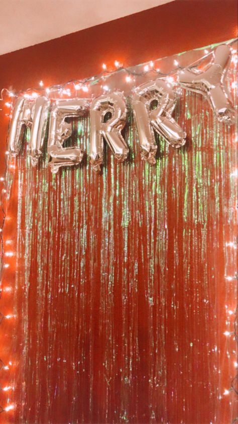 College Christmas Party Ideas, Christmas In College, Teen Christmas Party Decorations, Christmas Party Astethic, Christmas Party College, Christmas College Party, Christmas Party Teen, Friendmas Party Decorations, Friendsmas Party Ideas Decorations