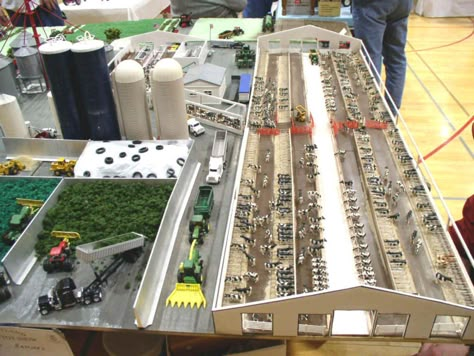 NX Dairy model - 400 cows and 5300 acres Farm Display, Farm Toy Display, Play Farm, Toy Tractors, Toy Farm, Farm Scenes, Scale Model Building, Tractor Idea, Cow Toys