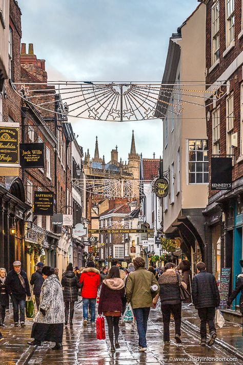 11 Places to Visit in the UK in Winter - These are the Best Places to Go Christmas In Britain, England Castles, Best European Christmas Markets, London In Winter, European Christmas Markets, Arlington Row, Winter London, England Christmas, England Winter