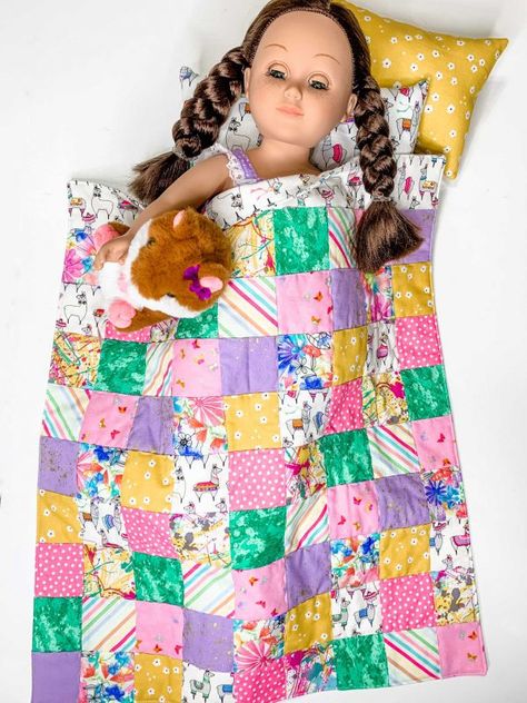 Quilted Doll Blanket, Doll Pillows Diy, Baby Doll Blankets To Sew Diy, Baby Doll Quilts Free Pattern, Doll Quilts Easy, Doll Quilt Patterns Free, Doll Blankets To Sew, Diy Doll Blanket, Baby Doll Blankets