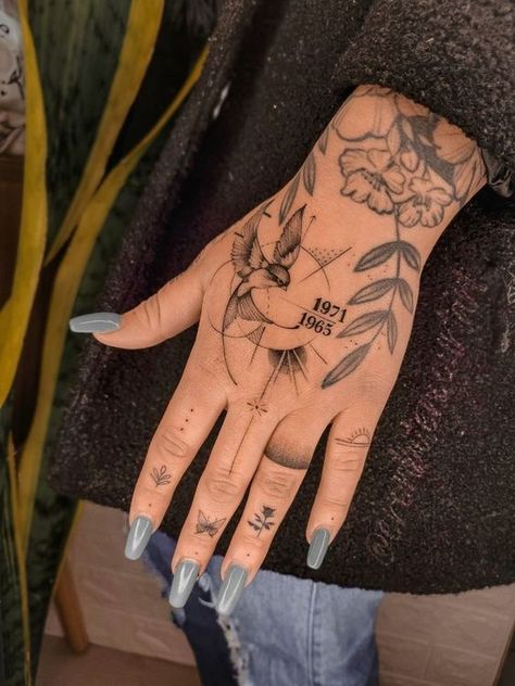 Tattoo Main, Animal Tattoos For Women, Cute Cat Tattoo, Hand And Finger Tattoos, Pretty Hand Tattoos, Hand Tats, Skeleton Hand Tattoo, Výtvarné Reference, Hand Tattoos For Women