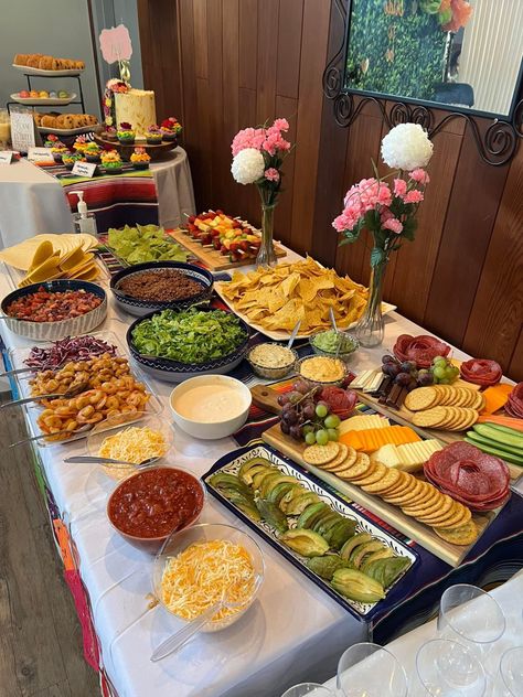 Carne Asada Table Set Up, Brunch Taco Bar, Mexican Dinner Party Ideas Table Settings Taco Bar, Cute Taco Bar Ideas, Large Taco Bar Party, At Home Taco Bar, Taco Dinner Party Table Setting, Taco Brunch Party, Taco Night Table Setting