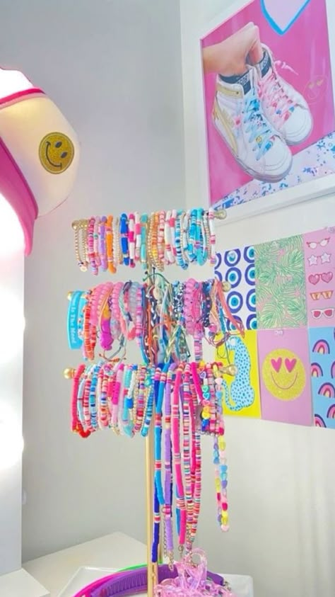 Cute Colorful Room Ideas, Preppy Jewelry Stand, Preppy Desk Area, Preppy Bedroom Ideas For Small Rooms, Preppy Teen Room Decor, Preppy Jewelry Ideas, Cute Preppy Rooms, Preppy Room Shelf Decor, Preppy Vanity Decor