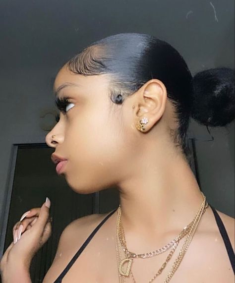 Slick Baddie Hairstyles, Middle Bun, Natural Hair Bun Styles, Girl Hair Colors, Sleek Ponytail Hairstyles, Edges Hair, Dyed Natural Hair, Slick Back, Hairstyles For Girls