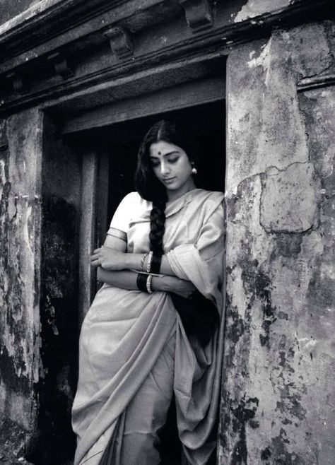 Indian woman in a sari in black and white that adds a classic charm | www.culturallyours.com | #indian #culture #sari #indiantraditions Makeup Shoot, Chica Cool, Saree Poses, Vintage Photoshoot, Vintage India, Indian Photoshoot, Black And White Photograph, Saree Photoshoot, Mangalore