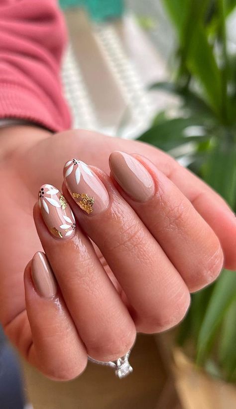 flower nails, flower nail art, flower nails designs, cute flower nails, pink floral nails, short nails flower, daisy nails, ditsy nails, flower and french tip nails Manikur Kuku, Gold Nail Art, Nude Nail Designs, Daisy Nails, Flower Nail Designs, Foil Nails, Manicure Y Pedicure, Elegant Nails, Floral Nails