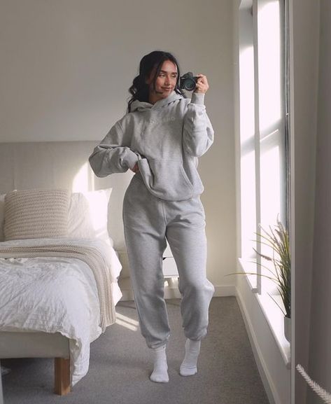 MEG BRANCH on Instagram: "What I wore to work (my home office) today.. and everyday ☁️ I feel like this is the launch/restock I’ve waited longest for and I’m so excited to tell you the @oneractive lounge is restocking tomorrow in the classic lounge joggers (worn here in Silver Marl) and also some brand new styles 👀 ☁️Oversized Zip Through Hoodie in Black & Silver Marl ☁️Cropped Zip Hoodie in Sage, Silver Marl, Midnight and Sand ☁️Rosewood Lounge in the Cuffed Joggers, Lounge Bralette and Cropp Grey Lounge Wear Outfit, Grey Sweatpants Outfit Winter, Light Grey Sweatpants Outfit, Matching Sweatpants Outfit, Sweatpants And Hoodie Outfit, Sweatsuit Outfits Women, Sweatpants Outfits Winter, Gym Outfit Women, Hoodie And Sweatpants Outfit