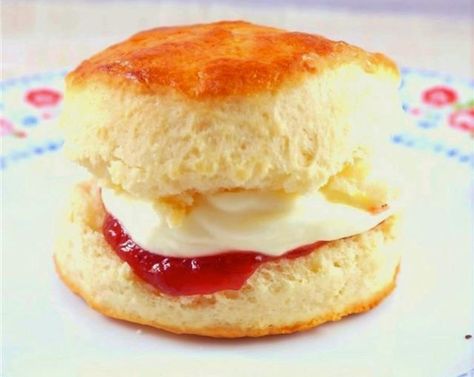 One of my most reader-tested and approved recipes! This fluffy buttermilk scone is easy and delicious! Buttermilk Scone, Buttermilk Scones Recipe, Recipes With Buttermilk, Buttermilk Scone Recipe, Banana Bread Recipe Easy Moist, Scones And Jam, Buttermilk Scones, Scones Recipe Easy, Homemade Scones