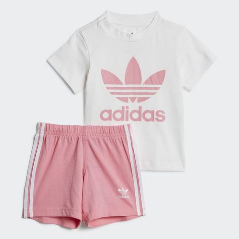 A classic sports look makes a fresh statement. This toddlers' two-piece set comes with a t-shirt that flashes a big Trefoil logo and shorts with classic 3-Stripes. Cotton jersey fabric gives this outfit a soft, smooth feel. Adidas Short, Short Blanc, Shorts Adidas, Adidas Original, Adidas Trefoil, Adidas Kids, Tee Set, Adidas Shorts, Kids Logo