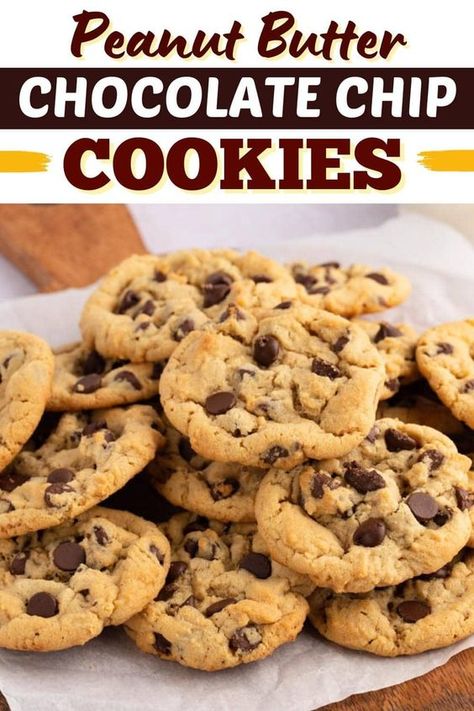 These soft peanut butter chocolate chip cookies are such an incredible treat! They're insanely chewy with the most addictive nutty-chocolatey flavor. Chocolate Peanut Butter Oatmeal Cookies, Soft Peanut Butter Cookies, Chewy Peanut Butter Cookies, Biscuit Recipes, Peanut Butter Oatmeal Cookies, Soft Chocolate Chip Cookies, Butter Tarts, Cookie Recipes Homemade, Peanut Butter Chocolate Chip Cookies