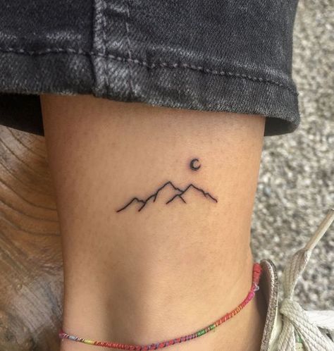 Minimalist moon and mountain tattoo | www.otziapp.com Freedom Tattoo, Design Tatuaje, A Small Tattoo, Tato Minimal, Freedom Tattoos, 7 Tattoo, Tattoo Trend, Inspiration Tattoos, Cat Tattoos