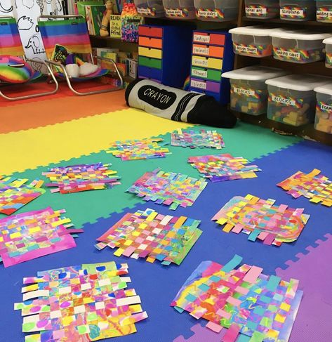 First Grade Weaving Projects, Paper Weaving Elementary Art, Kindergarten Paper Weaving, Abstract Art Lessons Elementary, Elementary Art Lessons 1st Grade, Weaving Art Projects For Kids, Weaving Kindergarten, Paper Weaving Art Projects, First Day Art Lessons Elementary