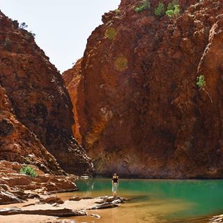 Max&Faye | Travel | Australia (@powershala) • Instagram photos and videos Alice Springs Australia, Australian Road Trip, New Zealand Adventure, Natural Spring, Australian Outback, Creek Bed, The Gorge, Alice Springs, Travel Australia