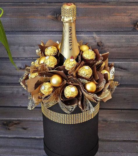 Wine Gift Box Ideas, Bottle Gift Wrapping, Branch Centerpieces, Chocolate Bouquet Diy, Candy Bouquet Diy, Wine Gift Boxes, Gifts Wrapping Diy, Wine Bottle Gift, Christmas Potpourri