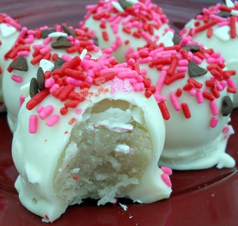 white cake balls/truffles Cake Pop Tutorial, Cake Ball Recipes, Cake Pop Maker, Wedding Cake Pops, Cake Pops How To Make, Cake Pop Recipe, Leftover Cake, Cake Mix Recipes, Cake Balls