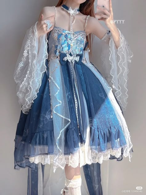 Jellyfish Inspired Clothing, Jelly Fish Clothes, Jellyfish Dress Drawing, Ocean Aesthetic Clothing, Jelly Fish Outfits, Jellyfish Themed Outfit, Seacore Aesthetic Outfit, Jellyfish Aesthetic Outfit, Ocean Dress Aesthetic