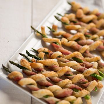 Bacon Wrapped Asparagus With Puff Pastry, Bacon Wrapped Asparagus Puff Pastry, Bacon And Puff Pastry Wrapped Asparagus, Asparagus Appetizer Recipes, Chopper Recipes, Lake Foods, Asparagus Pastry, Puff Pastry Bacon, Asparagus Appetizer