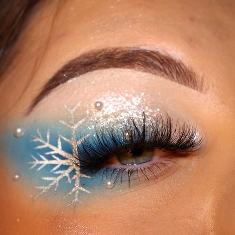 Hanukkah Makeup, Fun Christmas Makeup Looks, Christmas Light Makeup, Winter Wonderland Makeup Looks, Blue Christmas Makeup, Snowflake Eyeliner, Snowflake Makeup Looks, Christmas Eye Looks, Snowflake Eye Makeup