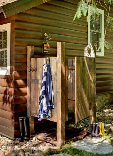 32 Beautiful & Easy DIY Outdoor Shower Ideas - A Piece of Rainbow Diy Outdoor Shower Ideas, Outdoor Shower Ideas, Outside Showers, Outdoor Shower Enclosure, Outdoor Shower Diy, Outdoor Bathroom Design, Garden Shower, Haus Am See, Diy Shower