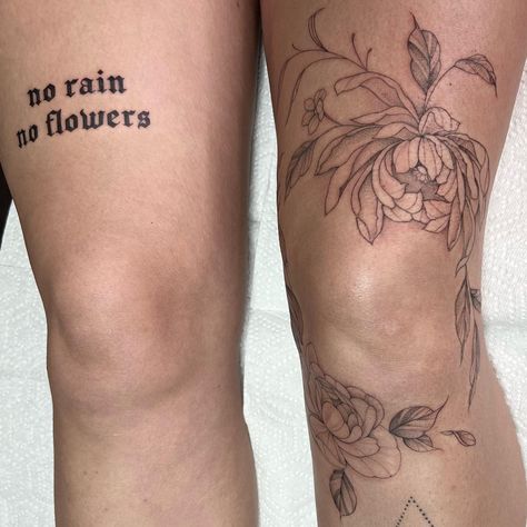 Knee Piece Tattoo, No Rain No Flowers Tattoo Above Knee, Side Of Knee Flower Tattoo, Flower Garden Leg Tattoo, No Rain No Flowers Knee Tattoo, Around The Knee Floral Tattoo, Flowers Above Knee Tattoo, Floral Knee Frame Tattoo, Floral Tattoo Around Knee