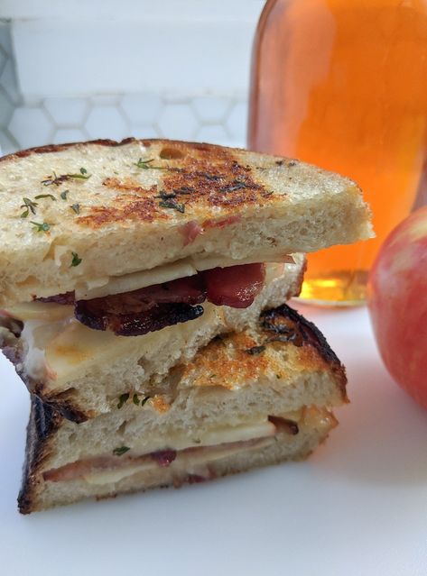 Camembert Grilled Cheese with Crispy Bacon, Apple & Thyme - Tastes Just Like A Memory Fancy Grilled Cheese, Perfect Bacon, Sliced Apples, Bacon In The Oven, Cooking Bacon, Baked Bacon, Best Bacon, Honeycrisp Apples, Grilled Cheese Recipes