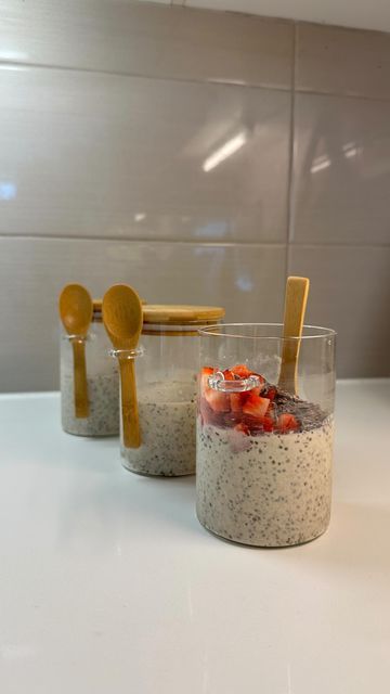 MO’TIVATE on Instagram: "Convenient meals 🤝🏽 me. I've had this every morning for the past month! It's just that good. 😋 Click the link in my bio to get your meal plan for more recipes like this! Jars are linked in my bio under Amazon Favs in the Dishware category! RECIPE: 1/2 cup Blended Quick Rolled Oats 2 tbsp Blended Chia Seeds 1 cup Silk Almond & Cashew Protein Milk 1 tbsp Trader Joe's Brown Sugar Oat Creamer Cinnamon Strawberries Cacao Nibs #overnightoats #overnightoatsrecipe Overnight Oats Prep, Overnight Oats Astetic, Overnight Oats Pictures, Overnight Oats Aesthetic Jar, Over Night Oats Aesthetic, Aesthetic Overnight Oats, Meal Planning Aesthetic, Meal Plan Aesthetic, Overnight Oats Aesthetic