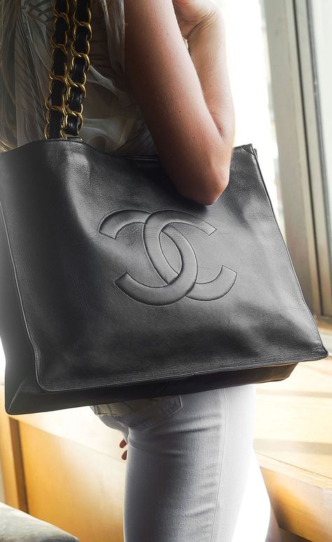 Chanel Black Leather Tote | VAUNTE Chanel 2015, Sacs Tote Bags, Chanel Tote Bag, Bag Obsession, Chanel Tote, Handbag Heaven, Beautiful Handbags, Black Leather Tote, Chanel Black