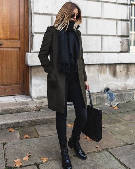 How to dress for commuting . How to dress for work if you commute. Outfits for commuters – no time for style. How to dress for work. Office outfits. #moda #over40 #fashion #style #stile #workfashion #officeoutfits Combat Boot Outfits, Emma Hill, Combat Boot Outfit, Minimalist Moda, Converse Outfits, Kadeřnické Trendy, Winter Trousers, Neue Outfits, Stil Inspiration