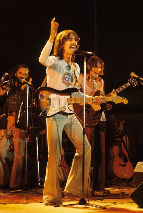 1974/ George in some bell bottoms..... Oh how I just love that man and always will.  ♥  He was amazing! George Harrison Aesthetic, Beatles Outfit, Sapo Meme, Beatles George Harrison, Beatles George, Beatles Photos, 70s Aesthetic, 70s Outfits, 28 November